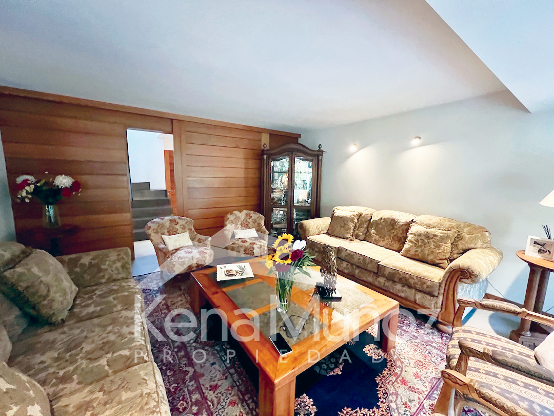 IMPECABLE CASA EN CALLE TRANQUILA 